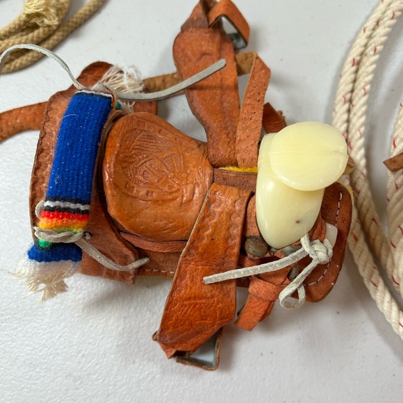 Vintage 1980’s craft item- lasso and saddle - Picture 7 of 8